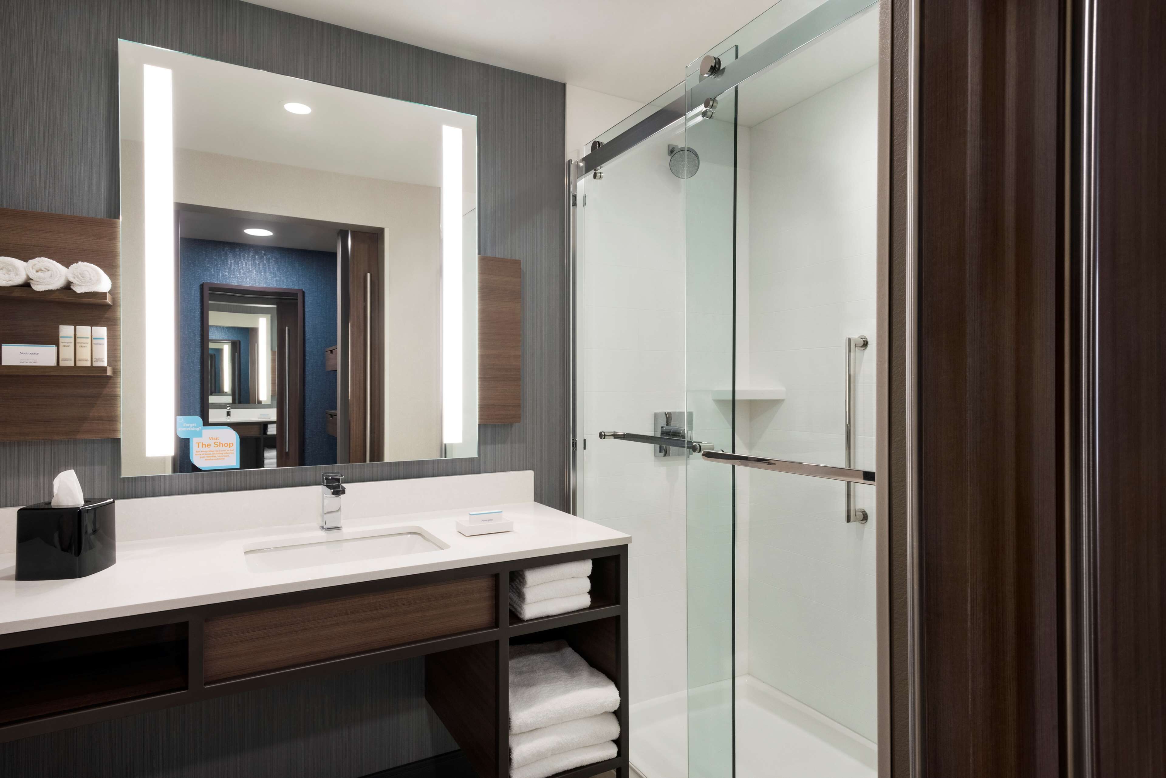 combined shower/bathtub, hair dryer, towels