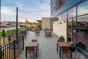 Terrace/patio - Hilton Garden Inn Milwaukee Brookfield Conference Center, WI (Brookfield)
