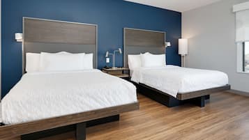Kamer, 2 queensize bedden, toegankelijk voor mindervaliden (Roll-In Shower, Hearing & Mobility) | Woonruimte | Een 55-inch televisie met kabelzenders