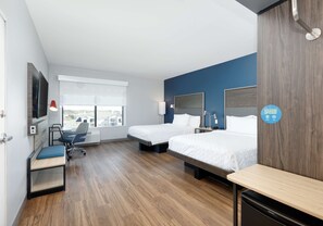 Habitación, 2 camas de matrimonio (Roll-In Shower, Hearing & Mobility) | Ropa de cama hipoalergénica y escritorio