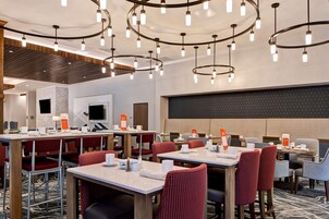 每日供应自助式早餐（每人 USD 18）