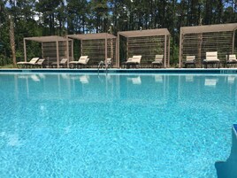 季节性开放的室外游泳池