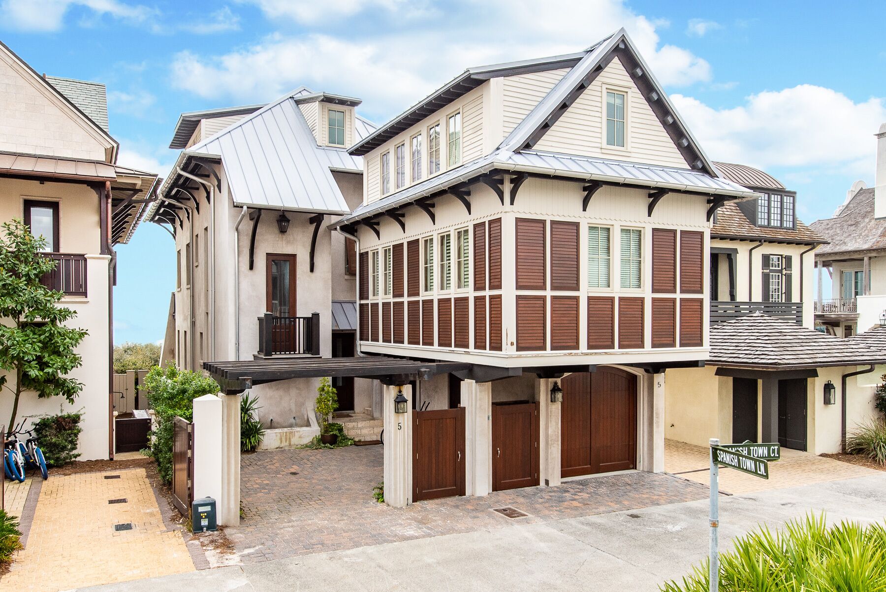 Hemingway Carriage House - SLIGHT GULF VIEWS! CLOSE TO MAIN STREET!