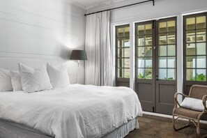 5 bedrooms, iron/ironing board, WiFi, bed sheets