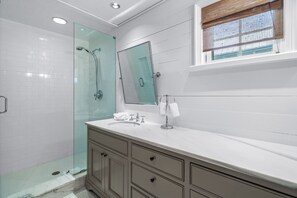 Bathtub, hair dryer, towels - Palm Cottage & Little Palm Carriage House - LUXURY HOME! PRIVATE POOL! CLOSE TO SHOPPING & DINING! (Rosemary Beach)