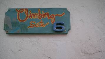Placa com o nome 'Climbing Suites' e o número 6.
