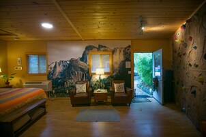 Climbing Suite | Individually decorated, iron/ironing board, free WiFi, bed sheets