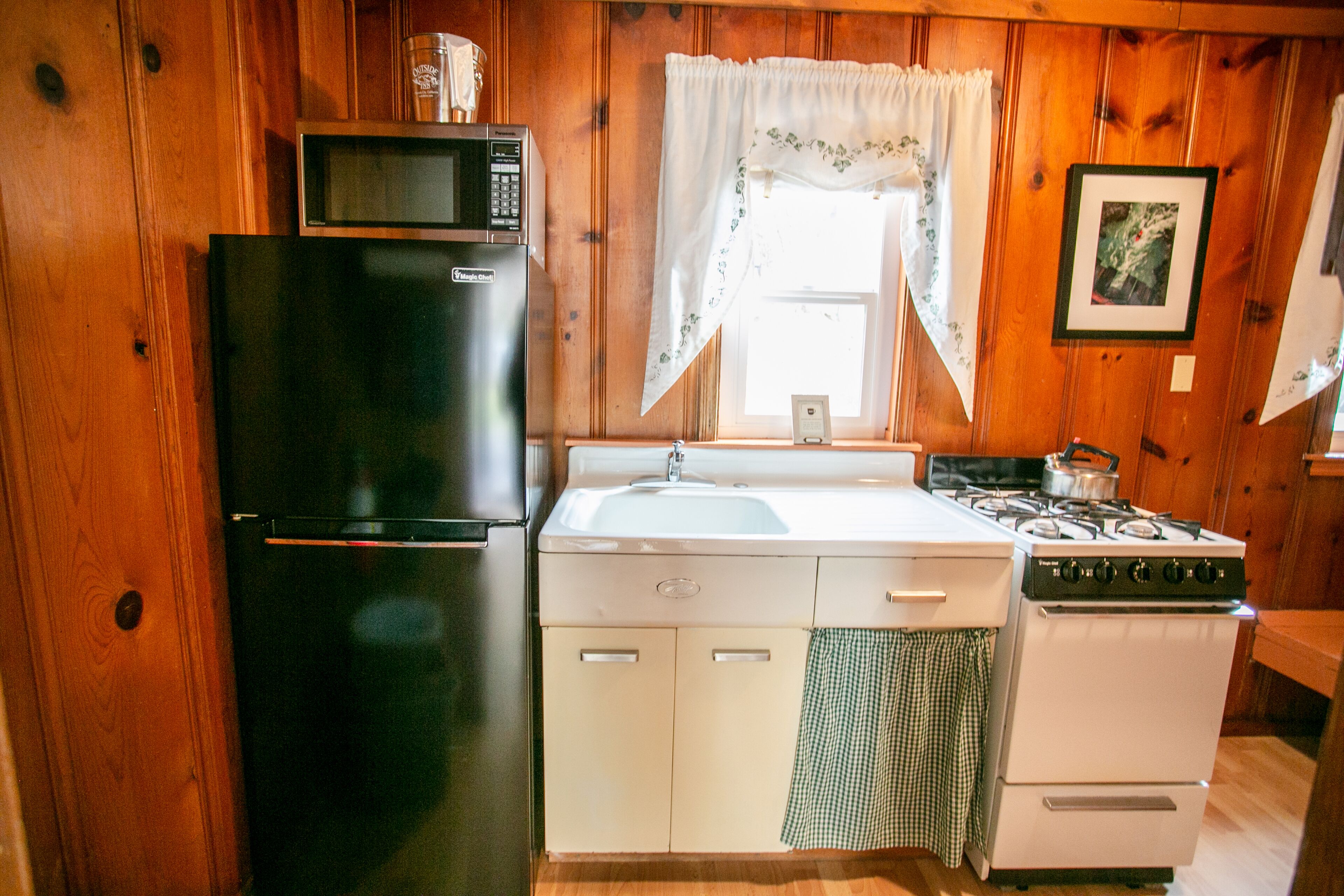 paddlers suite | private kitchen | mini-fridge, microwave, coffee/tea maker