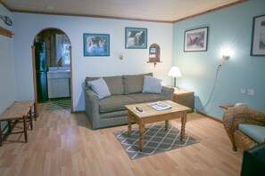 Familien-Suite, 1 Queen-Bett und Schlafsofa, Küche | Wohnzimmer | 33-Zoll-Flachbildfernseher mit Kabelempfang, Fernseher