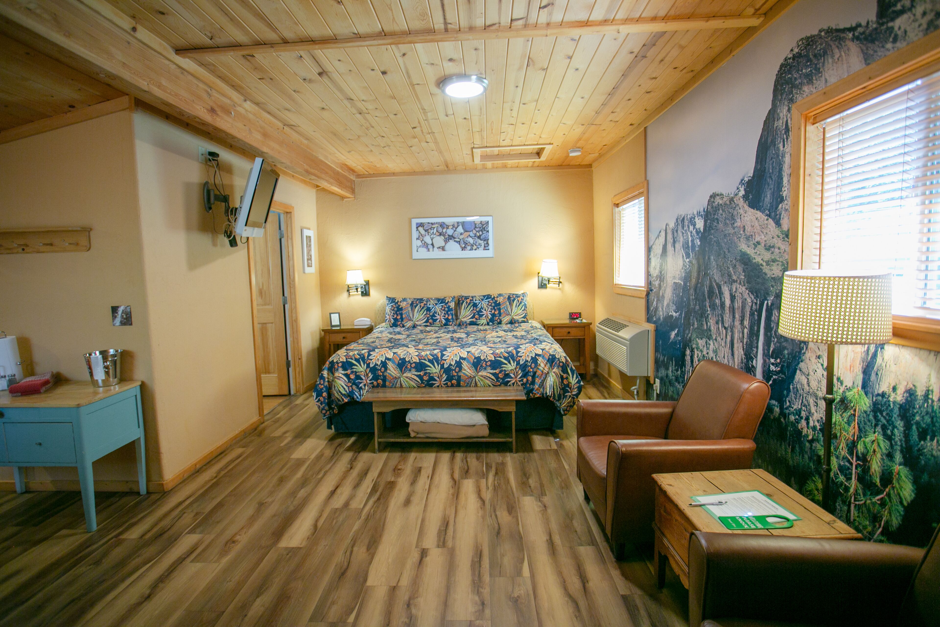 Climbing Suite | Individually decorated, iron/ironing board, free WiFi, bed sheets
