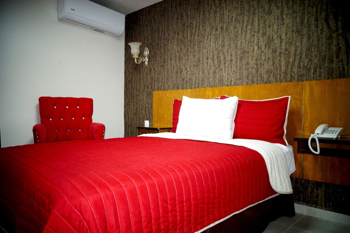 Executive Room | Hypo-allergenic bedding, individually decorated, individually furnished