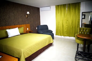 Royal Room | Hypo-allergenic bedding, individually decorated, individually furnished