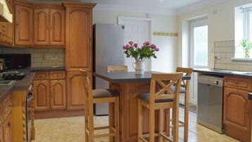 Een oven, een vaatwasser, een kinderstoel, een diepvriezer