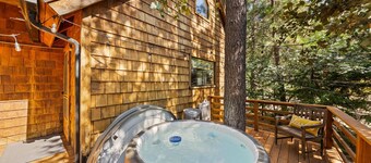 Cabin in the Woods "Sky Rock Lodge" with Hot Tub, walk to town with a/c units