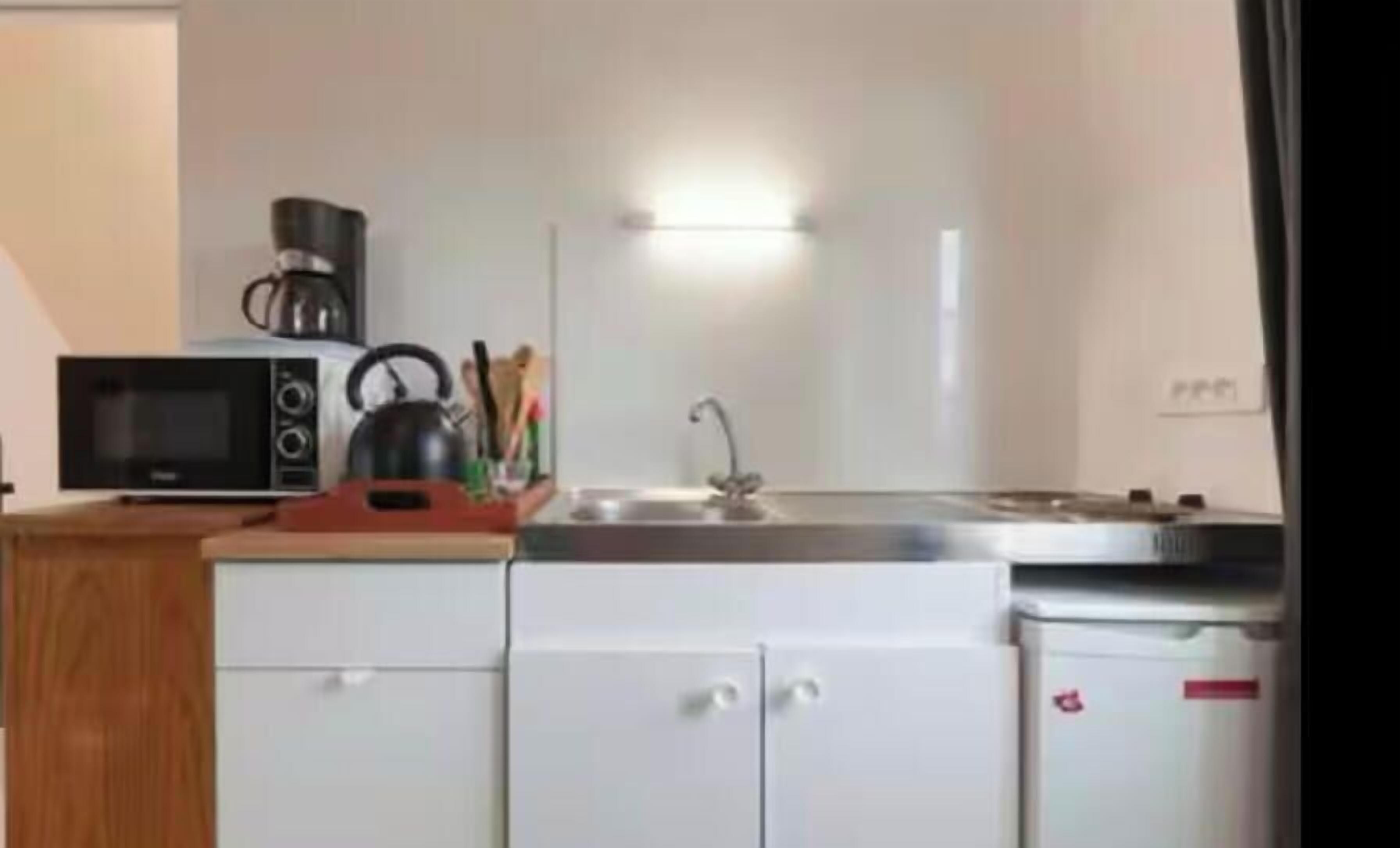 Cafetera y tetera, refrigerador, microondas y horno 