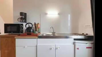 Een koffiezetapparaat/waterkoker, een koelkast, een microgolfoven