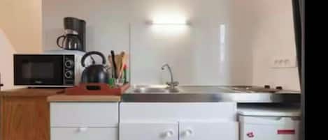 Cafetera y tetera, refrigerador, microondas y horno