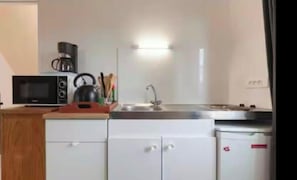 咖啡機/沖茶器、雪櫃、微波爐、焗爐