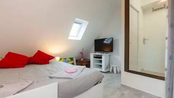 1 slaapkamer, een strijkplank/strijkijzer, gratis wifi, beddengoed