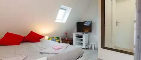 1 soverom, strykejern/-brett, reiseseng for barn og wi-fi (inkludert)