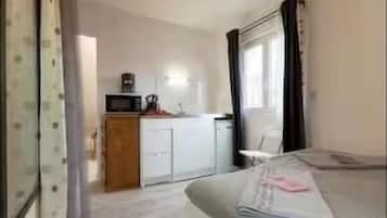 1 slaapkamer, een strijkplank/strijkijzer, gratis wifi, beddengoed