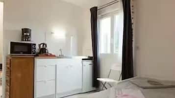1 habitación, tabla de planchar con plancha, wifi gratis y ropa de cama