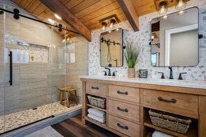 Badewanne, Haartrockner, Handtücher, Seife