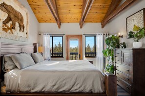 4 bedrooms, desk, iron/ironing board, free WiFi - The Tahoe at Three Pines - 5 Min Walk to Lake! (Zephyr Cove)
