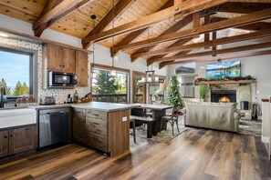 Smart-TV, Kamin, Videospiele, Bücher