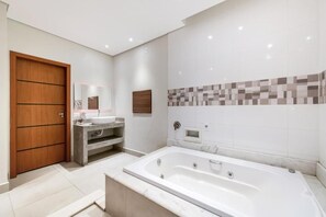 淋浴设施、免费洗浴用品、吹风机、拖鞋