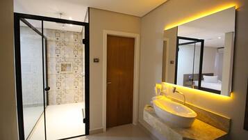 Quarto casal econômico (Duo) | Banheiro | Chuveiro, produtos de toalete grátis, secador de cabelo, chinelos