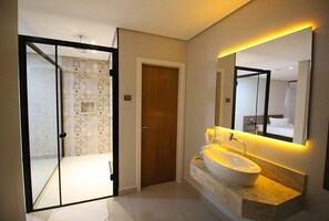 Economy-dobbeltværelse (Duo) | Badeværelse | Bruser, gratis toiletartikler, hårtørrer, hjemmesko