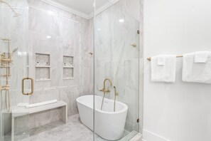 Ensemble douche/baignoire, sèche-cheveux, serviettes fournies