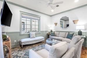 Una televisión, un reproductor de DVD, una videoteca