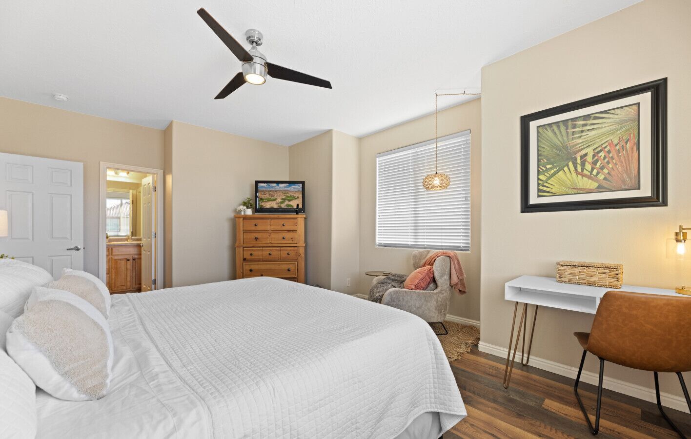 2 多间卧室、办公桌、熨斗/熨衣板、旅行婴儿床