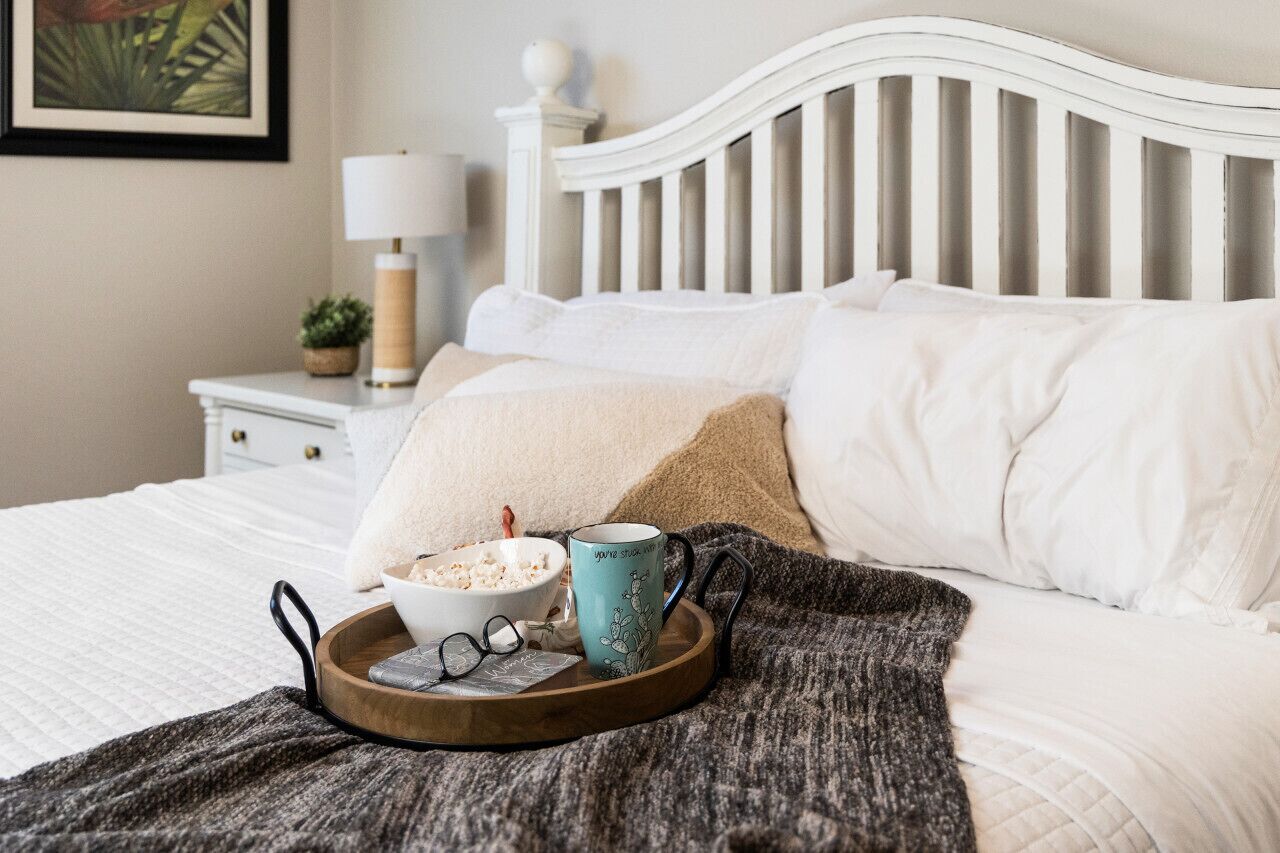 2 habitaciones, escritorio y tabla de planchar con plancha 