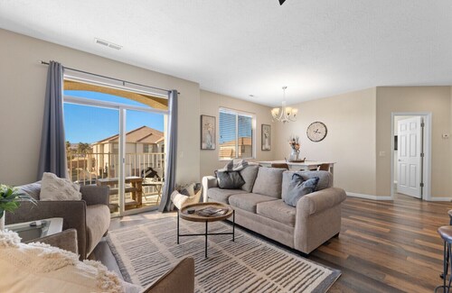 Newly Renovated Sparkling Springs by J and Amy BL990802