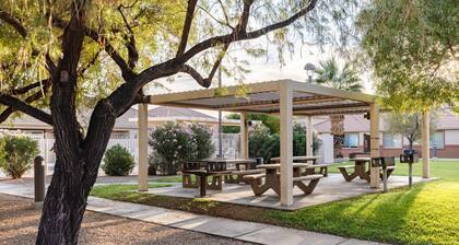 J: n ja Amyn pakopaikka # 2 syvälle kiinnitetyllä yhden auton autotallissa