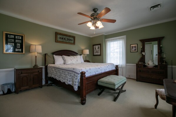 The Smith Room, 1 King Bed (Detached Bathroom)