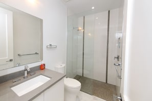 Shower, hair dryer, towels, soap - Condo w/ Patio & BBQ (Nassau)