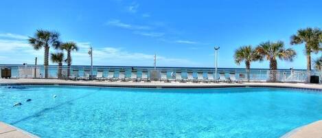 Una piscina techada, una piscina climatizada