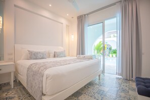Deluxe King Pool con Terraza | Minibar, caja fuerte, escritorio y espacio para trabajar con un portátil