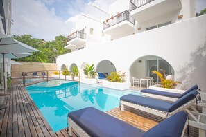 Deluxe King Pool con Terraza | Minibar, in-room safe, desk, laptop workspace - Mediterraneo Hotel Tulum (Tulum)