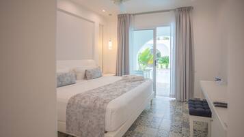 Deluxe King Pool con Terraza | Minibar, caja de seguridad en la habitación y escritorio