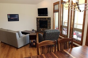 獨棟房屋, 多張床, 壁爐, 山景 | 客廳 | 42-吋電視、有線頻道、壁爐