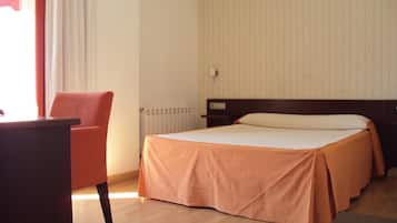 Een bureau, geluiddichte muren, gratis wifi, beddengoed