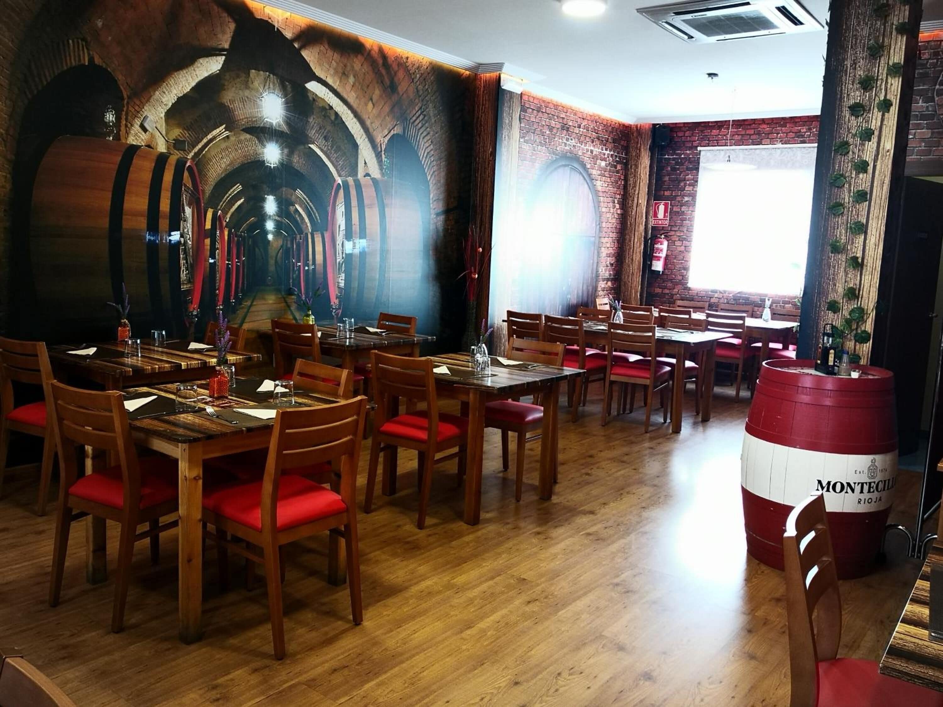 Serveert ontbijt, lunch, diner, Spaanse gerechten 