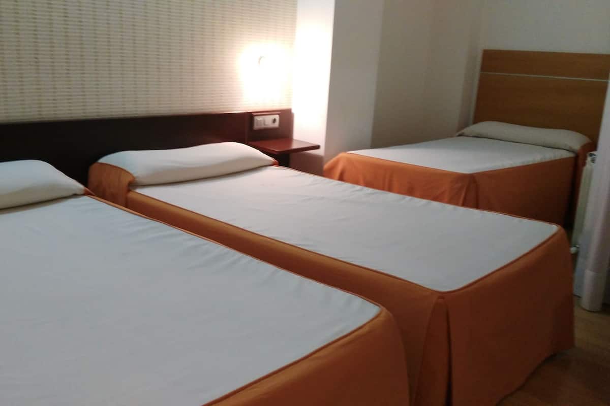 Standard-Dreibettzimmer | Schreibtisch, schallisolierte Zimmer, kostenloses WLAN, Bettwäsche