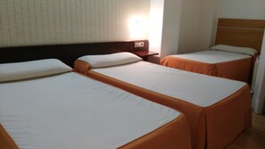 Habitación triple estándar | Escritorio, sistema de insonorización, wifi gratis y ropa de cama
