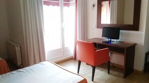 Escritorio, sistema de insonorización, wifi gratis y ropa de cama 